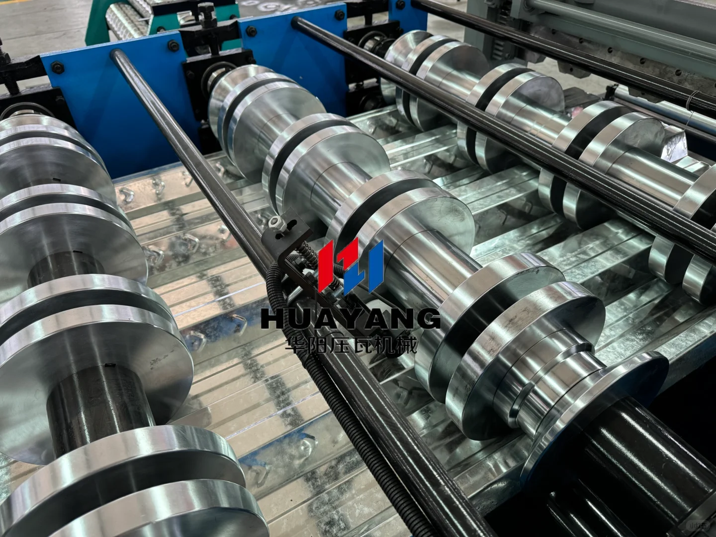 Floor deck tile making machine