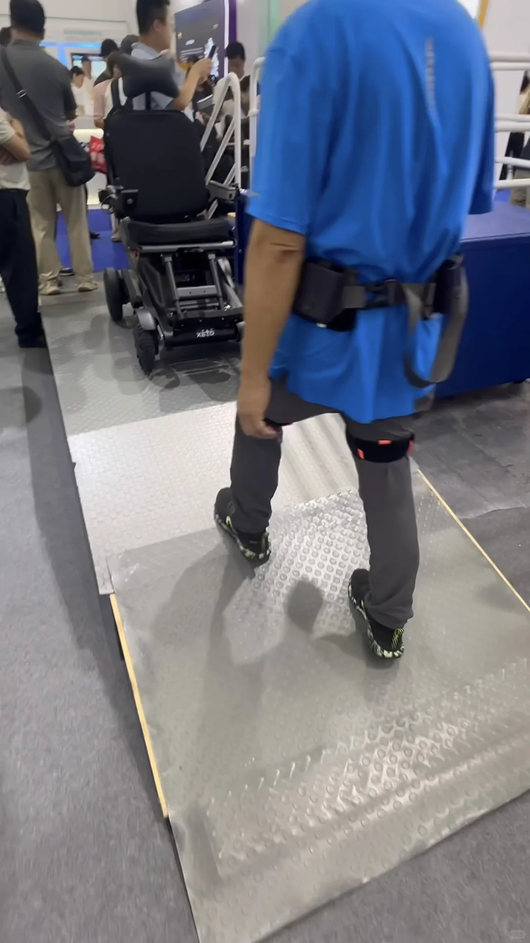 养老展体验~外骨骼机器人