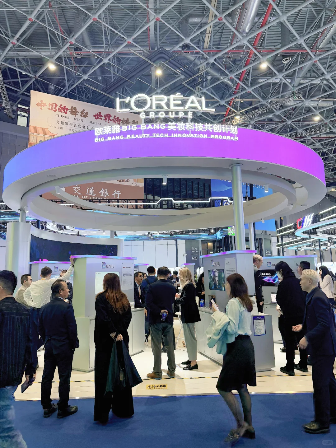 我替你们把欧莱雅“美妆宇宙”搬回家了?