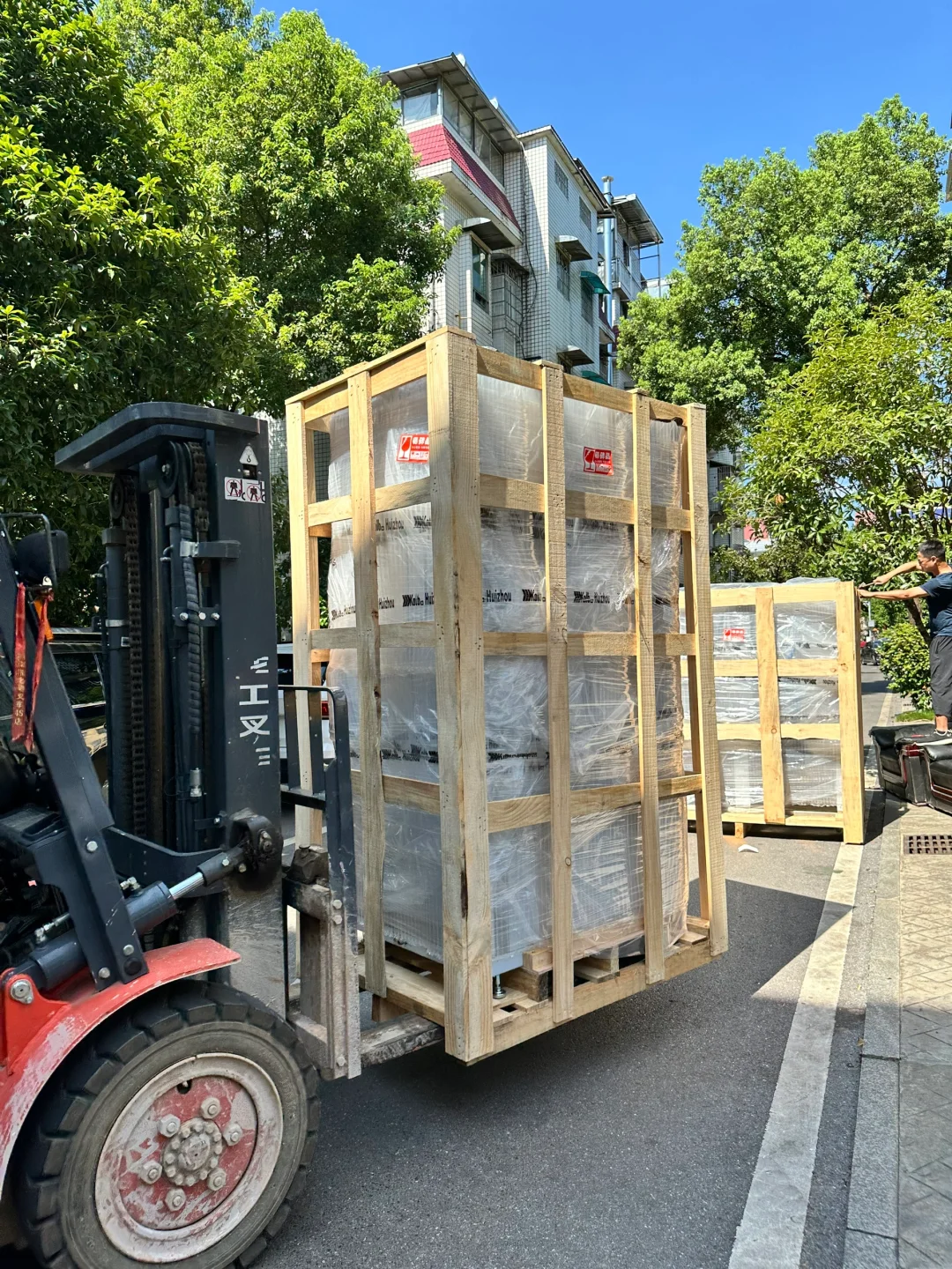 全新设备进场 庞然大物 够热够爱