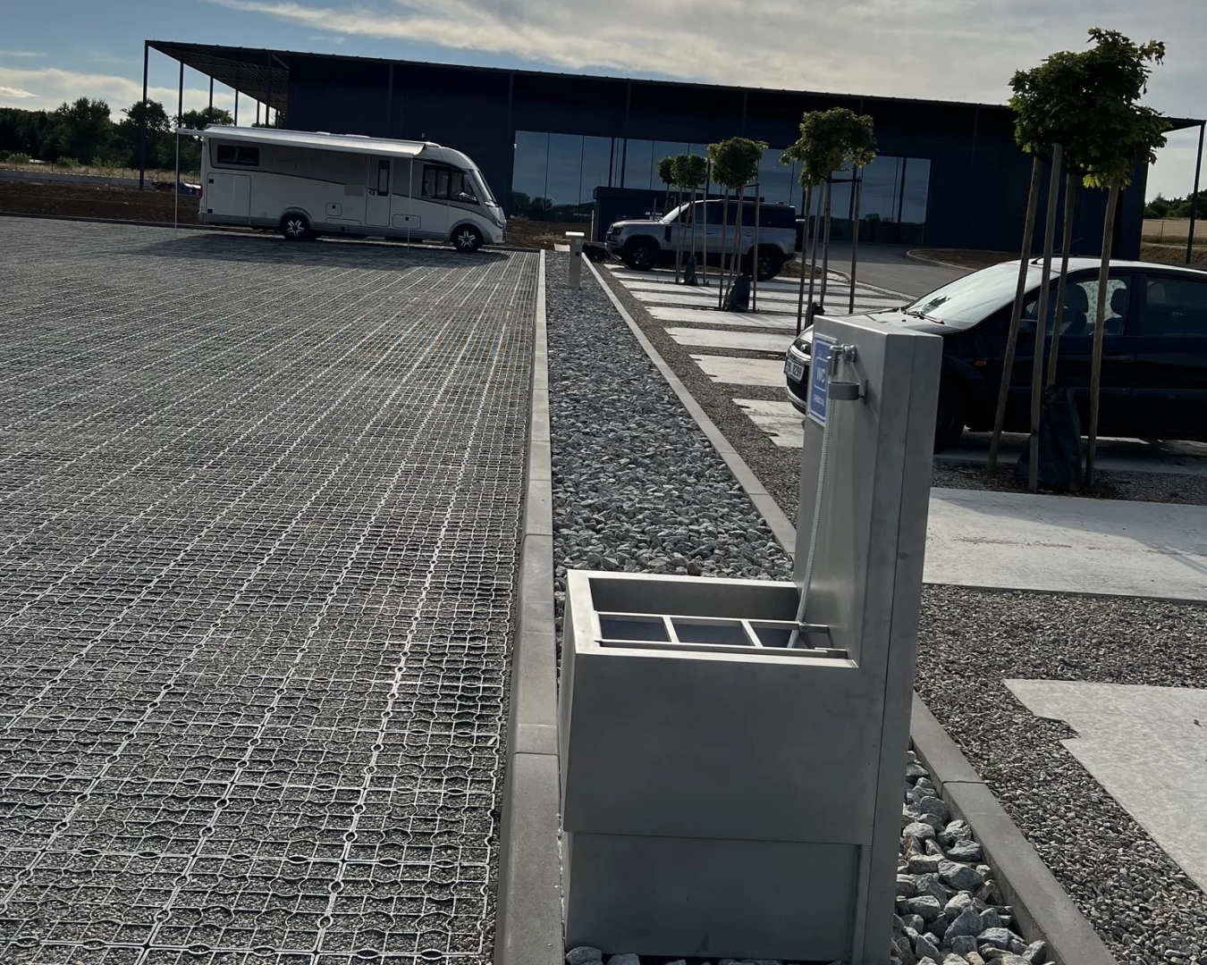 1200平方碎石铺路格停车场铺装完成✅