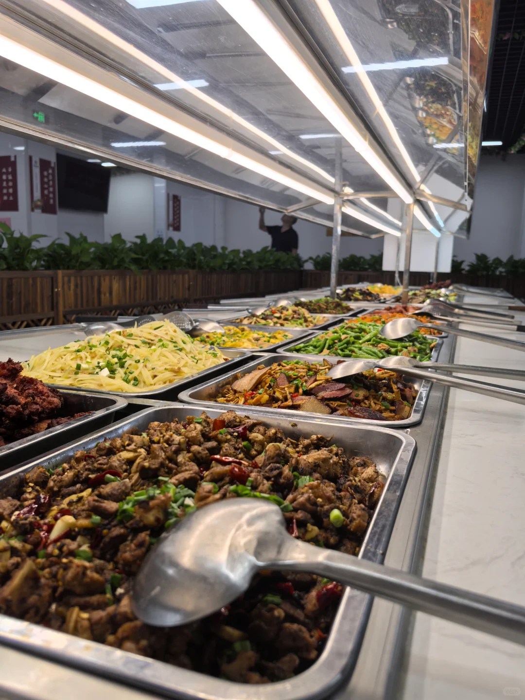 快来工厂饭堂干饭！！！