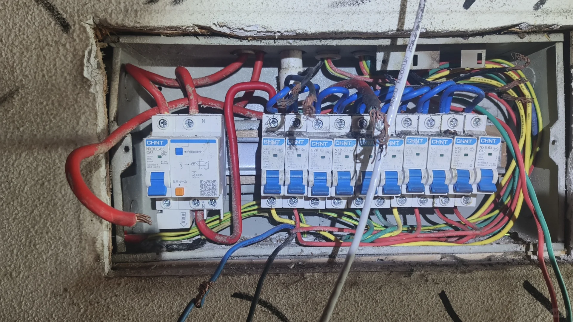 在深圳电工维修家庭电路跳闸维修线路短路