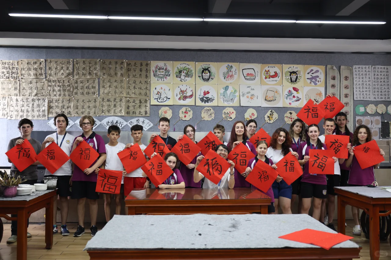 热情拥抱，跨越国界的友谊?