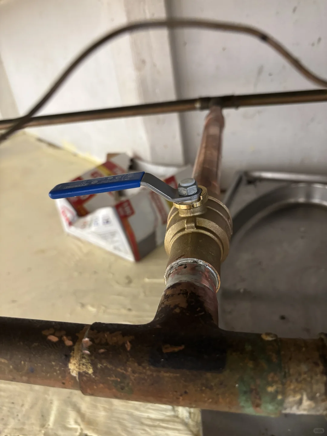 加班更换餐柜阀门