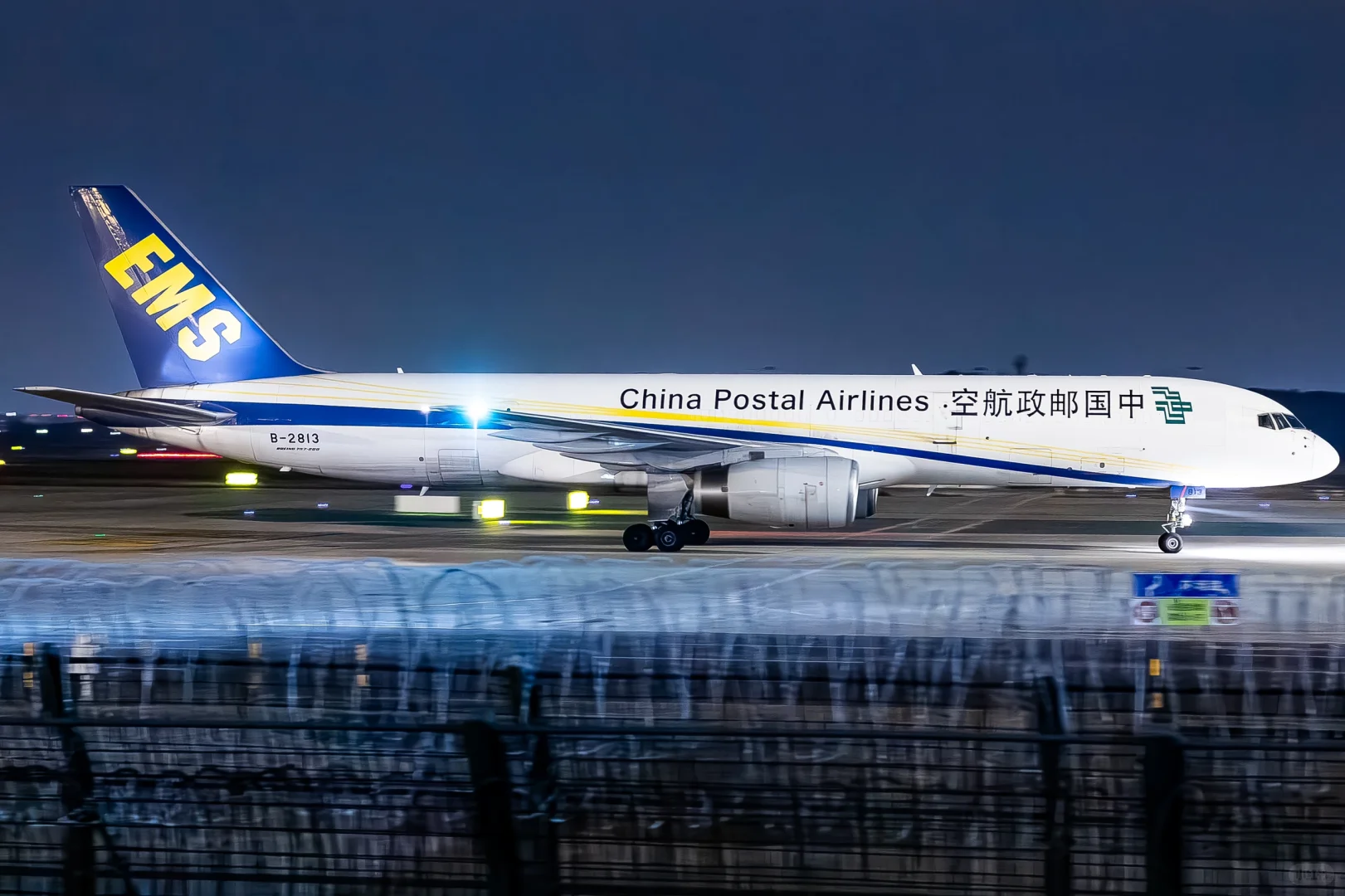 深夜到访货场的巨物们