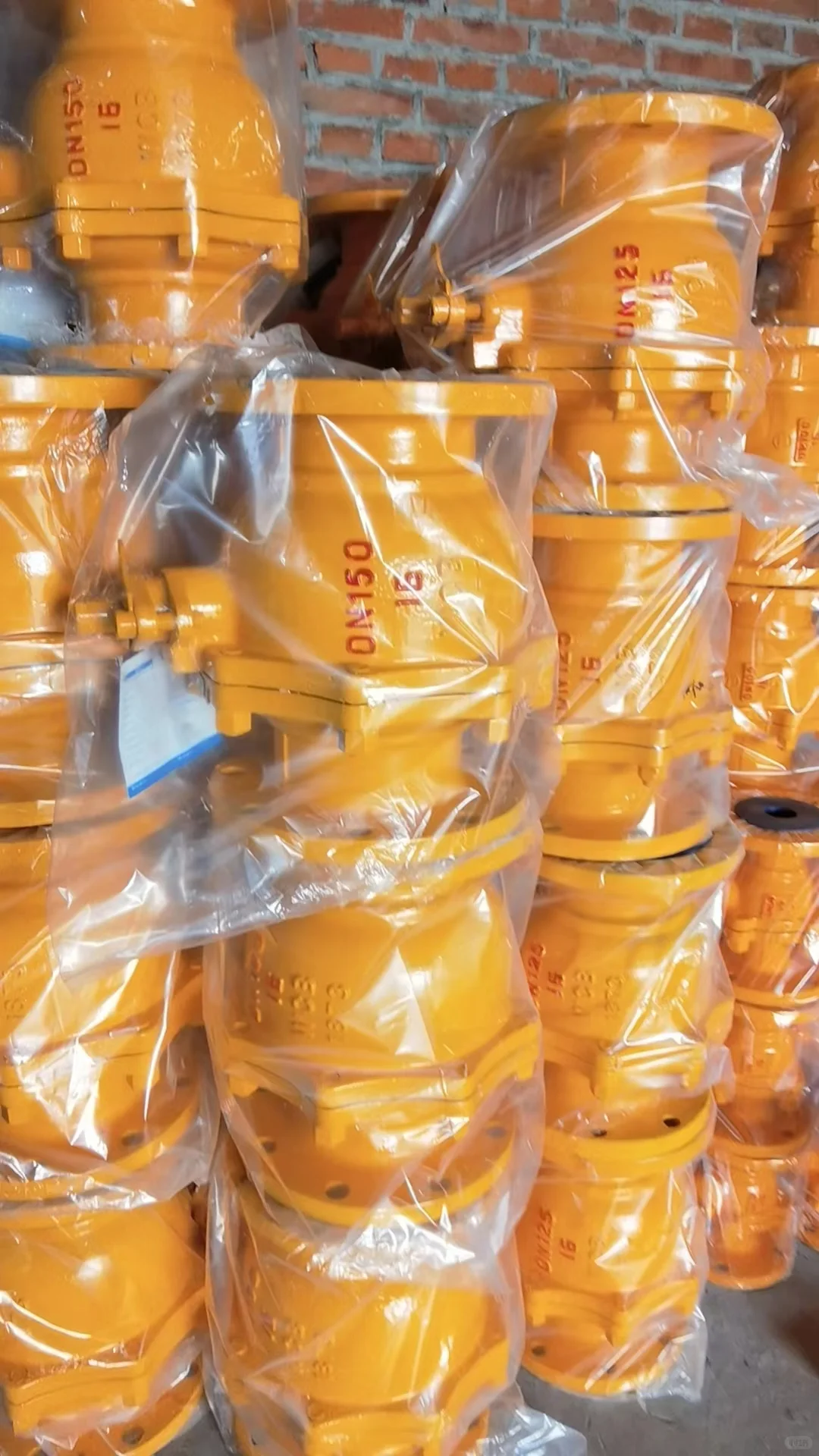 涡轮法兰球阀，作为现代工业流体控制的关键设备，其精准的开关调节和高效密封性，保证了生产线的稳定运行。该阀门采用涡轮操作，使得操作更加省力，法兰连接方式保证了安装的便捷性和密封的可靠性，是化工、石油等行