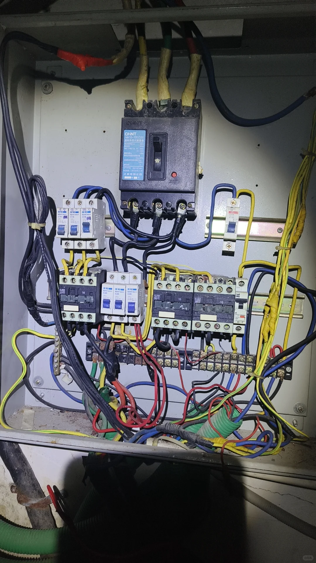 在深圳电工维修家庭电路跳闸维修线路短路