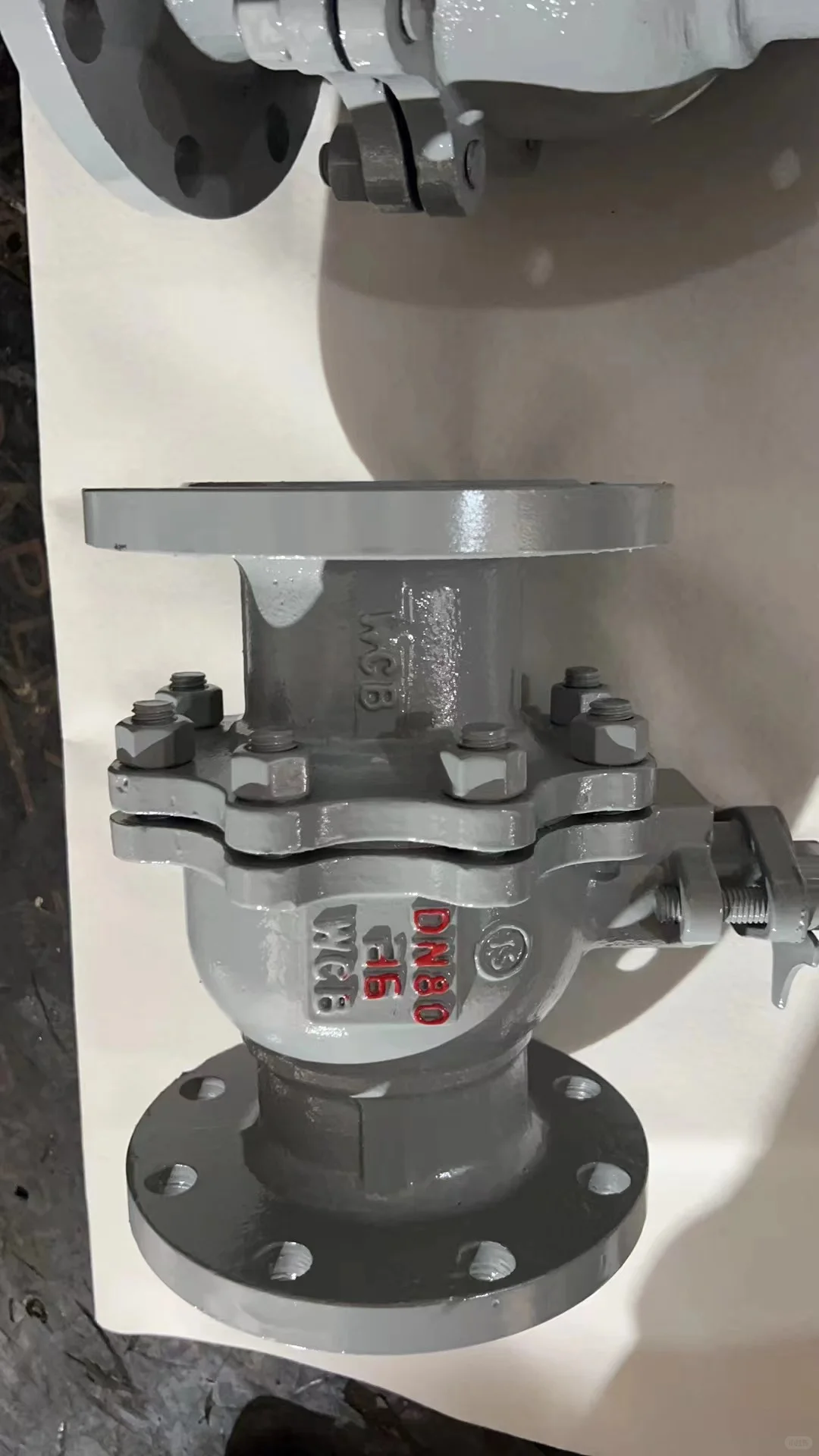 涡轮法兰球阀，作为现代工业流体控制的关键设备，其精准的开关调节和高效密封性，保证了生产线的稳定运行。该阀门采用涡轮操作，使得操作更加省力，法兰连接方式保证了安装的便捷性和密封的可靠性，是化工、石油等行