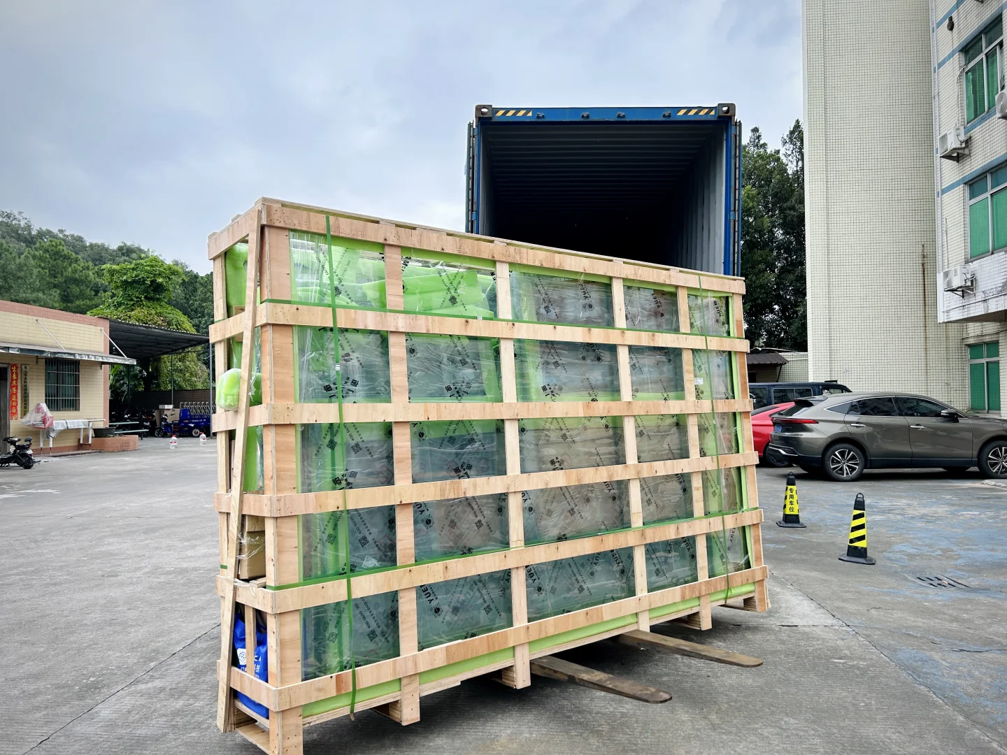 源头厂门窗出口