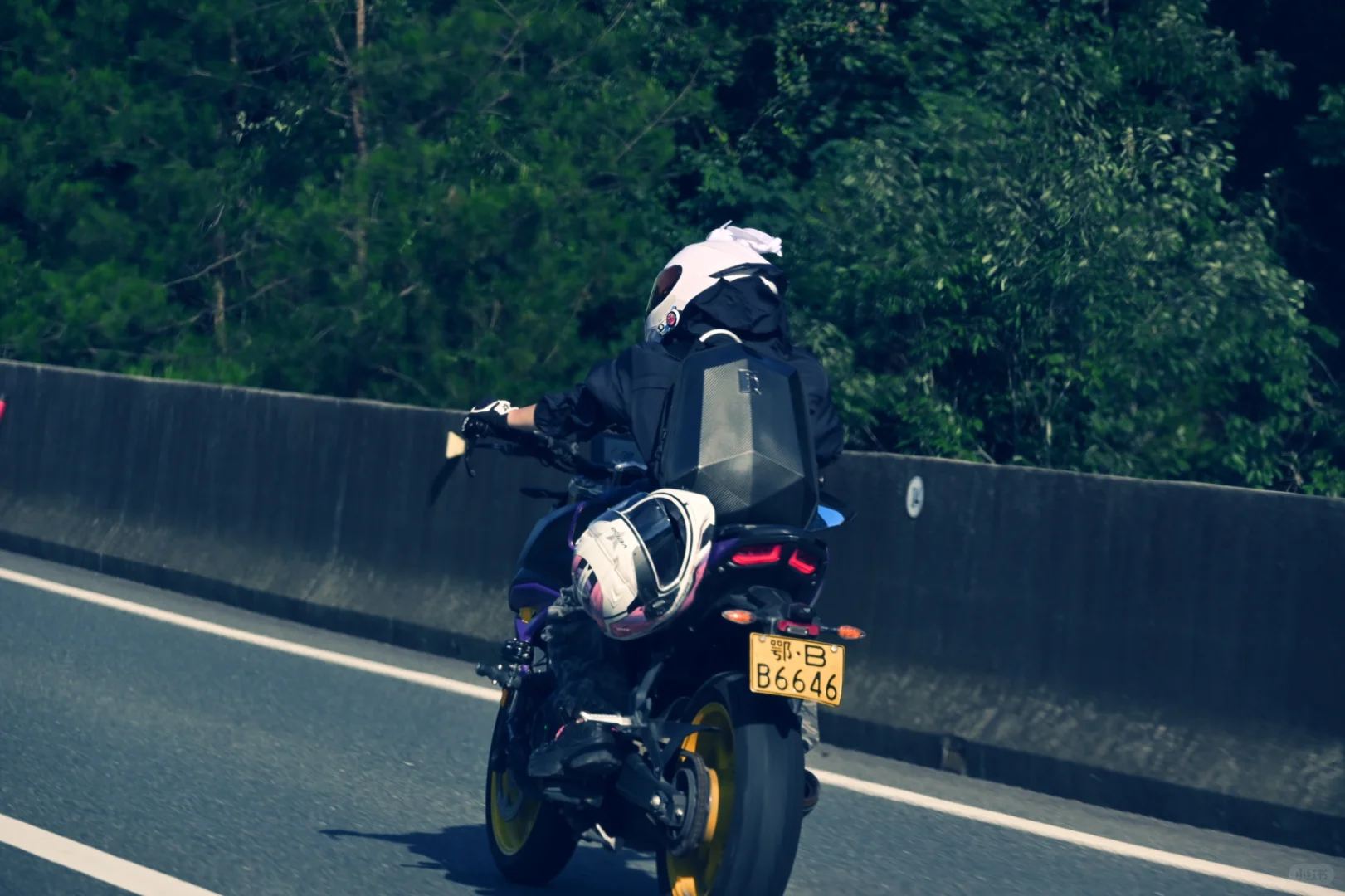 致敬！高速路上辛勤的物流车……