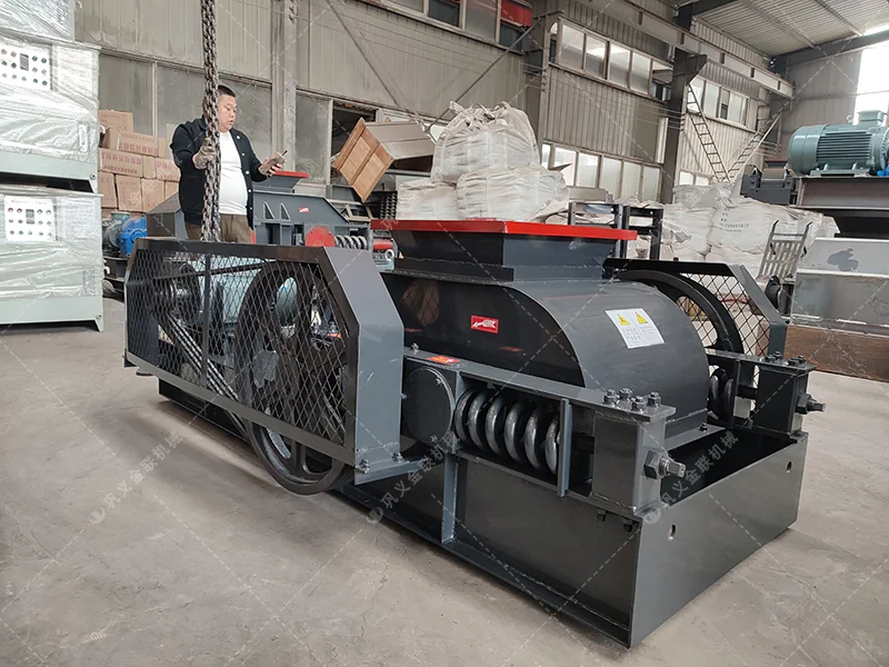 看这双齿辊破碎机如何生吞大块矿石!