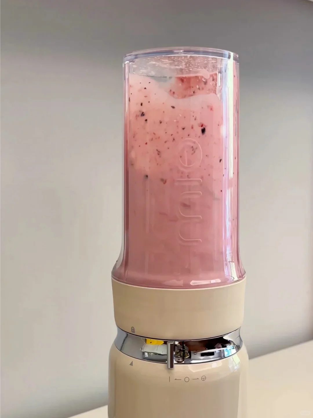 懒人必备！15秒搞定粉嫩草莓酸奶