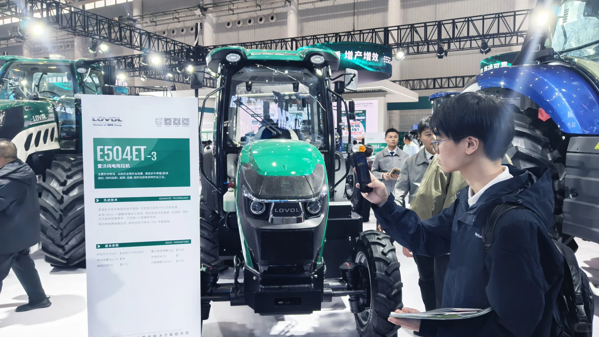 潍柴雷沃新能源拖拉机亮相2025国际农机展