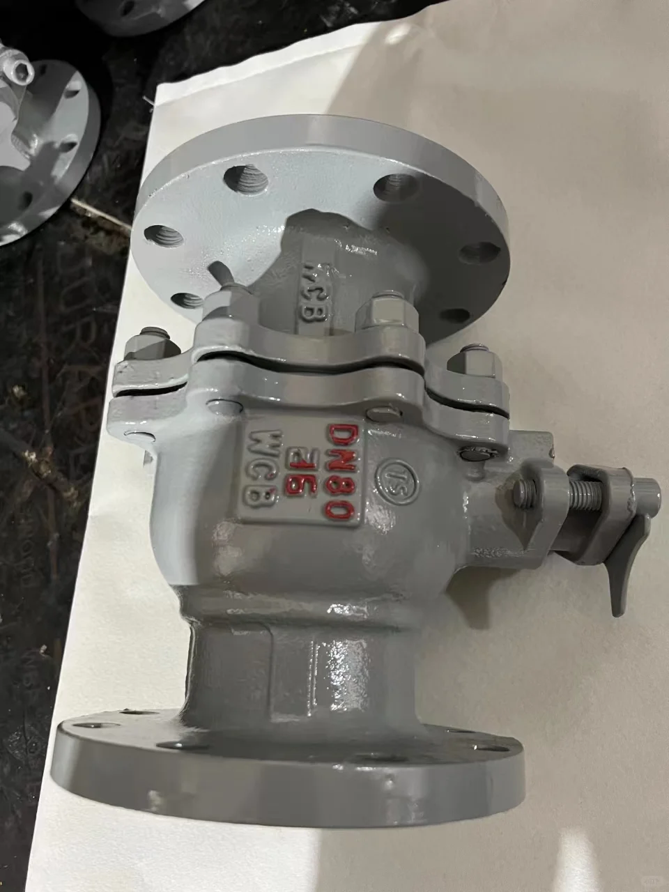 涡轮法兰球阀，作为现代工业流体控制的关键设备，其精准的开关调节和高效密封性，保证了生产线的稳定运行。该阀门采用涡轮操作，使得操作更加省力，法兰连接方式保证了安装的便捷性和密封的可靠性，是化工、石油等行