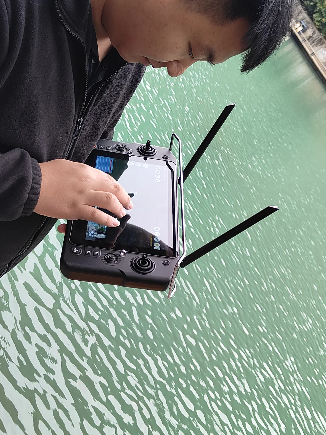 无人船载水质监测系统