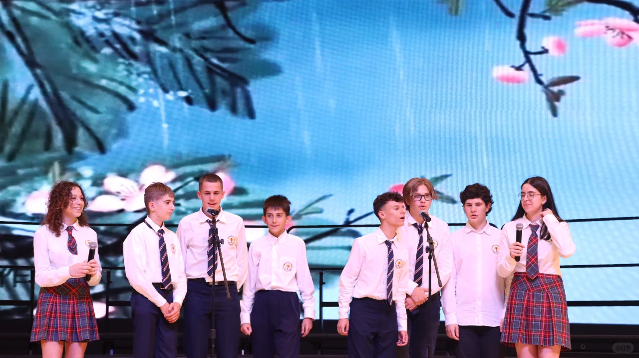 热情拥抱，跨越国界的友谊?