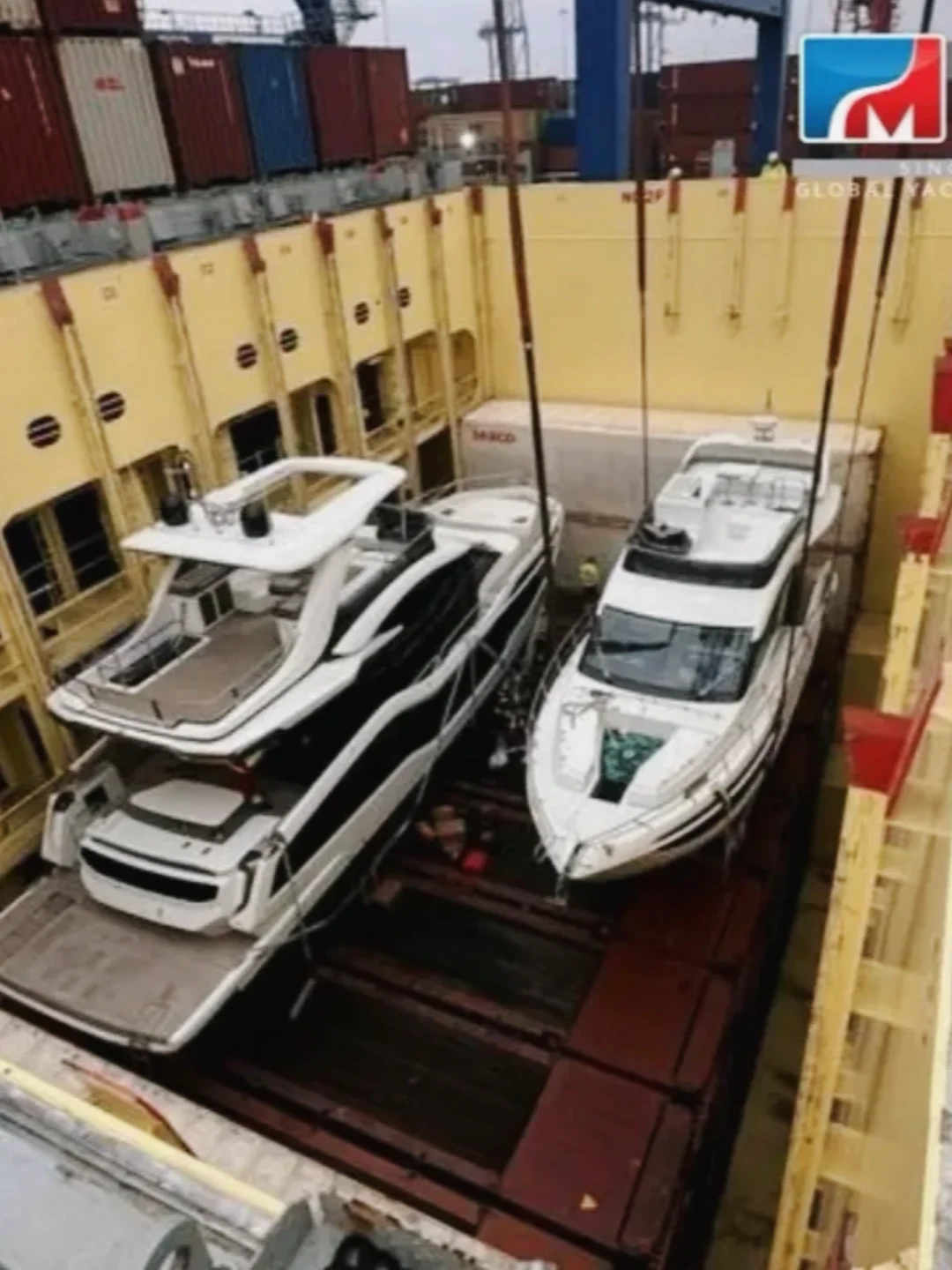 两艘游艇安全抵港，顺利卸货水面，完成交付！