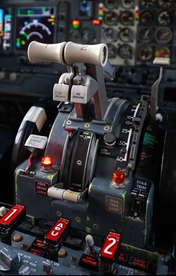 大飞机展示，飞机横截面，操作面板