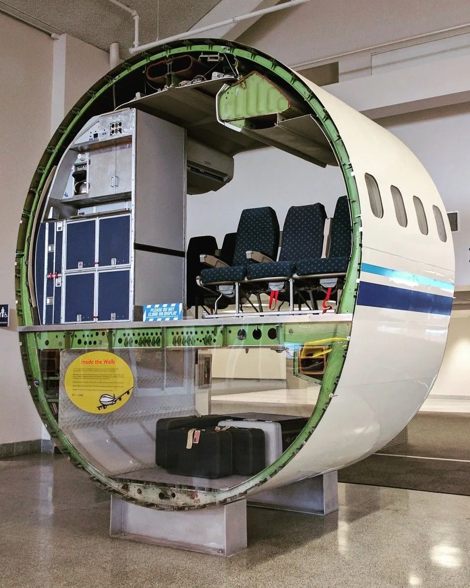 大飞机展示，飞机横截面，操作面板