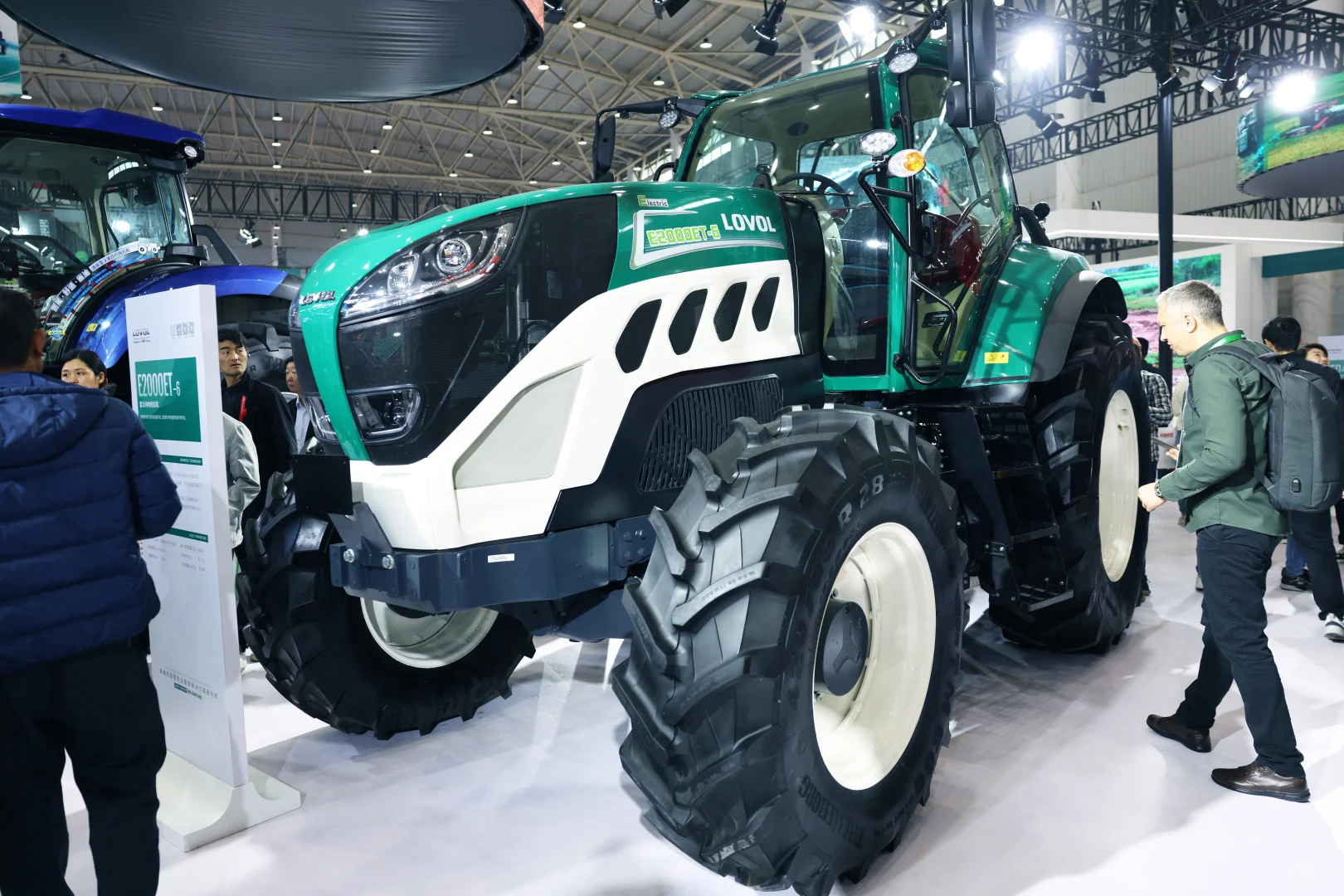 潍柴雷沃新能源拖拉机亮相2025国际农机展