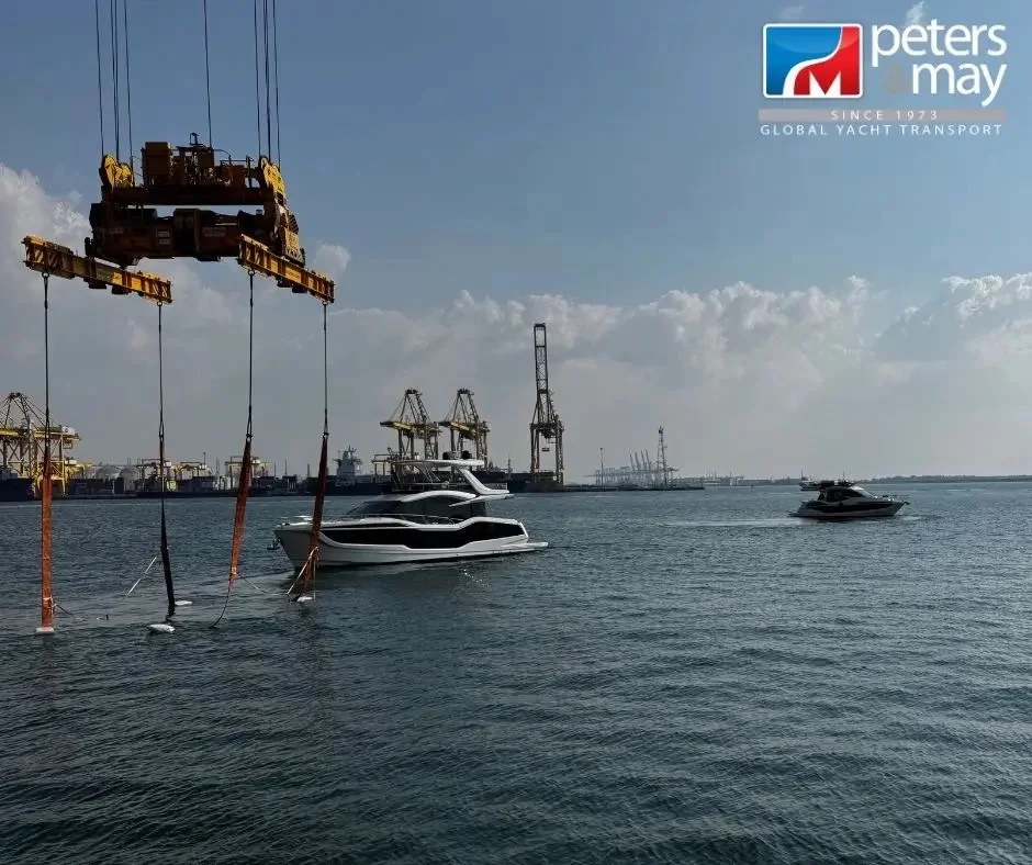 两艘游艇安全抵港，顺利卸货水面，完成交付！
