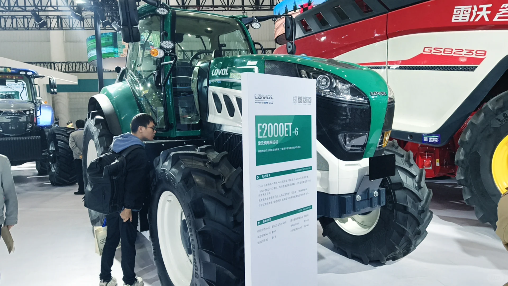 潍柴雷沃新能源拖拉机亮相2025国际农机展