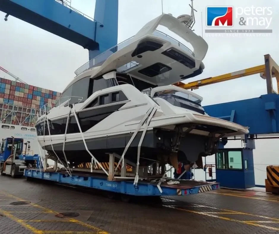 两艘游艇安全抵港，顺利卸货水面，完成交付！