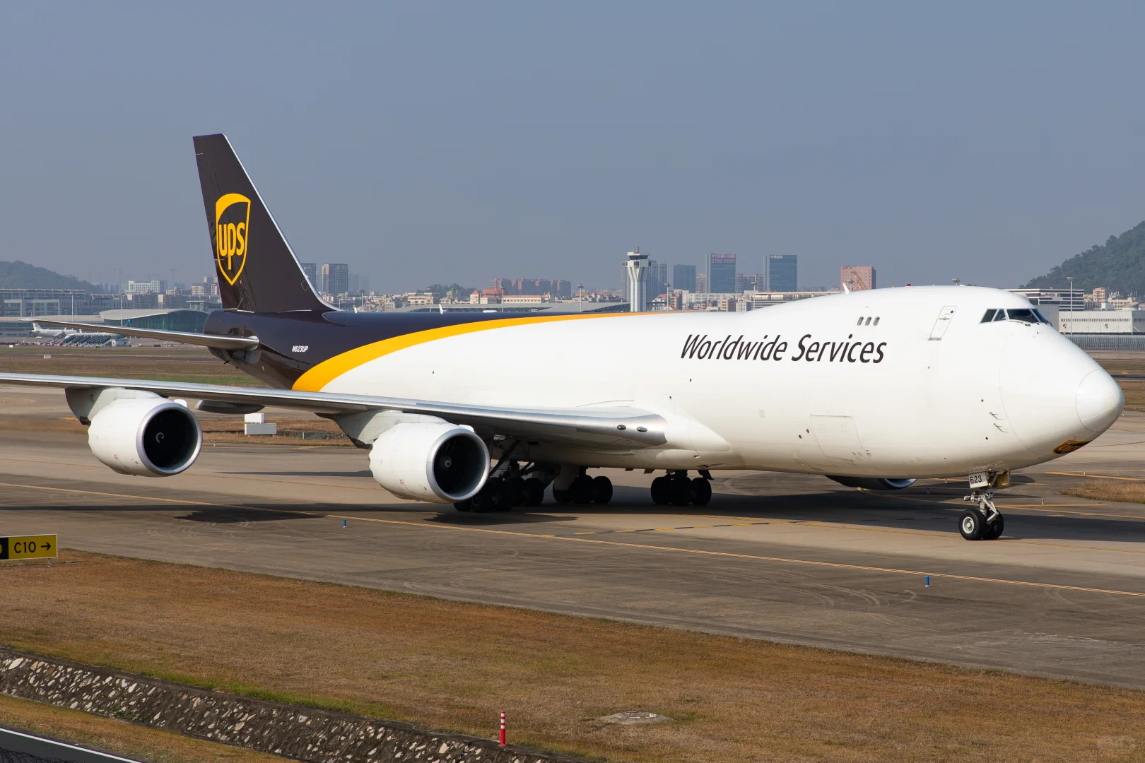 UPS747货机滑行