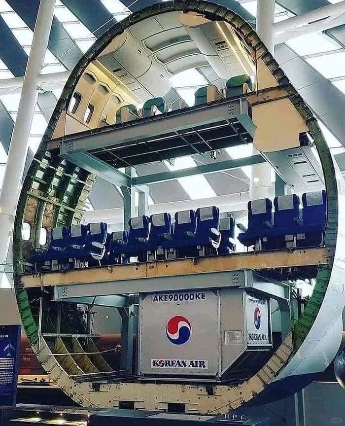 大飞机展示，飞机横截面，操作面板