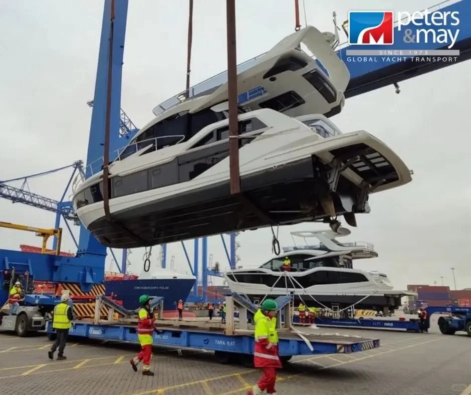 两艘游艇安全抵港，顺利卸货水面，完成交付！