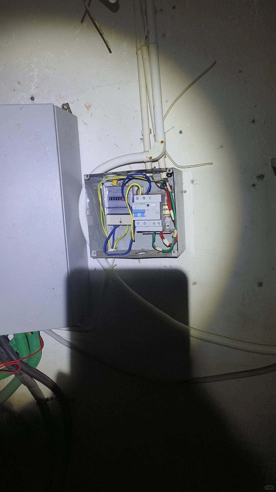 在深圳电工维修家庭电路跳闸维修线路短路