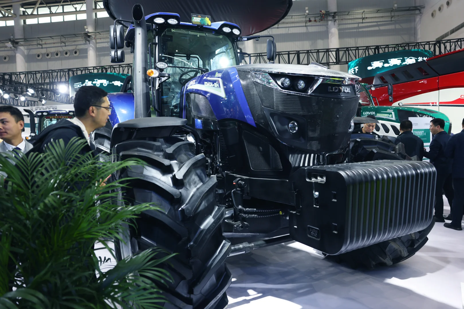 潍柴雷沃新能源拖拉机亮相2025国际农机展