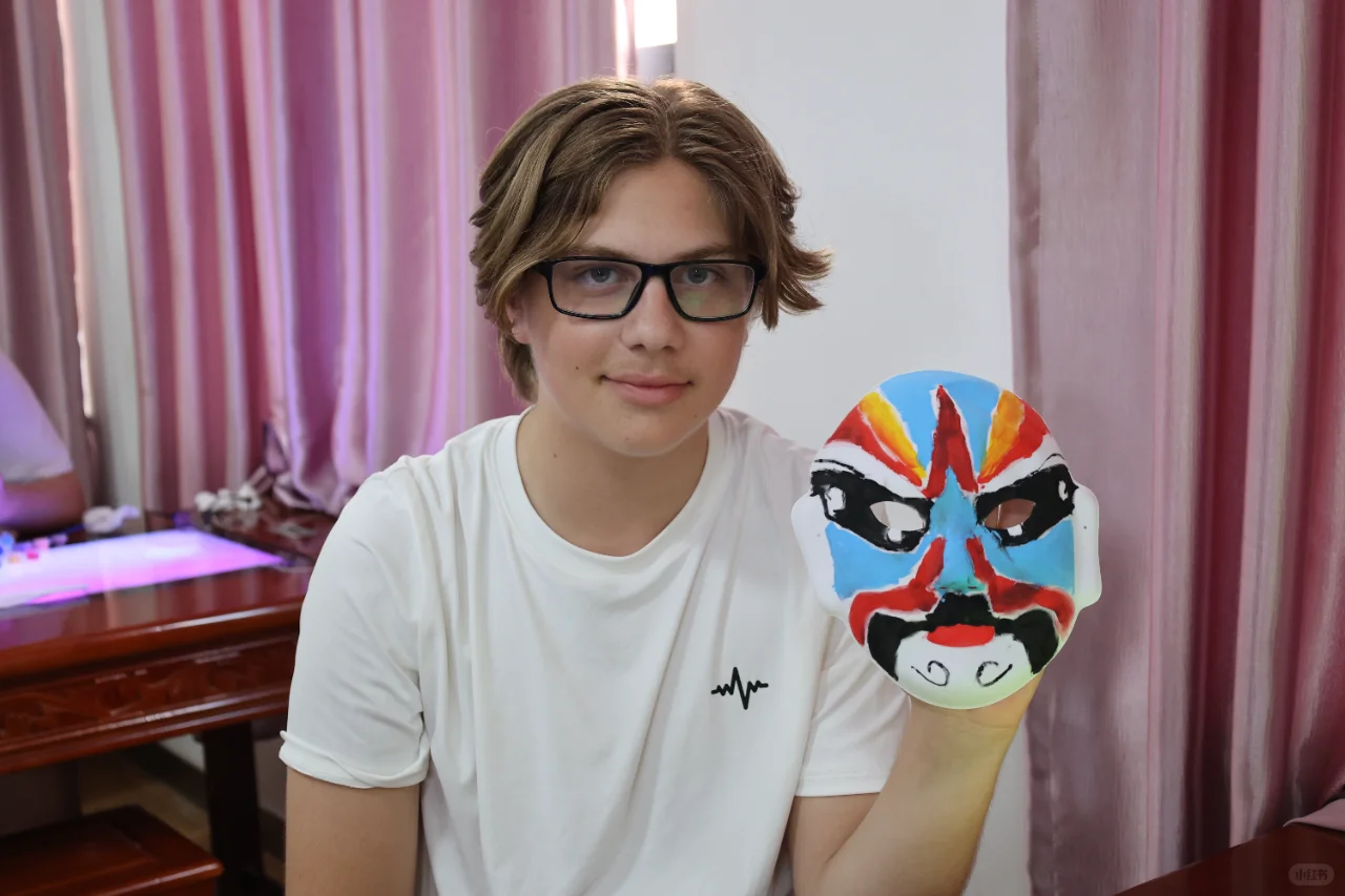 热情拥抱，跨越国界的友谊?