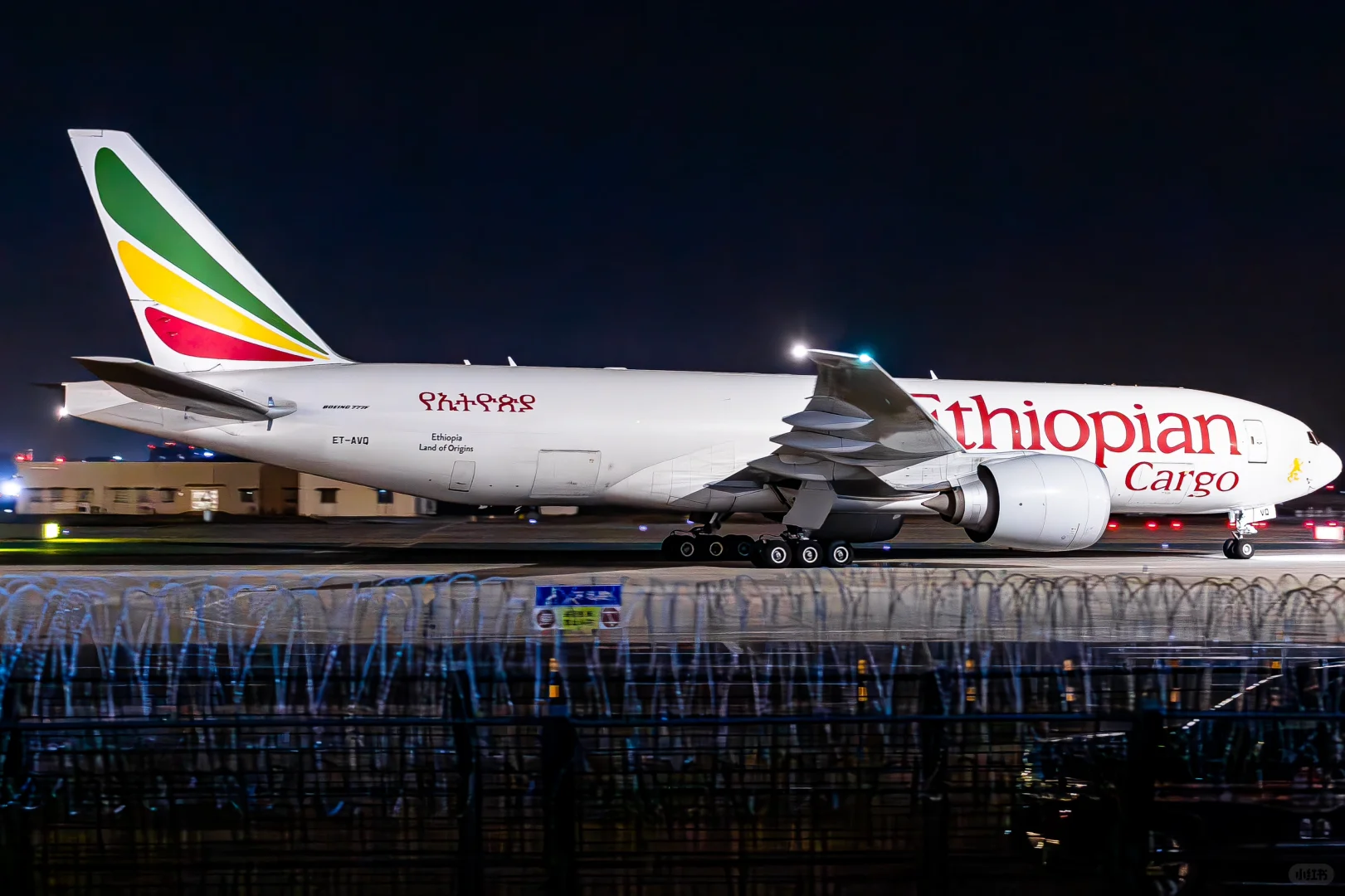 深夜到访货场的巨物们