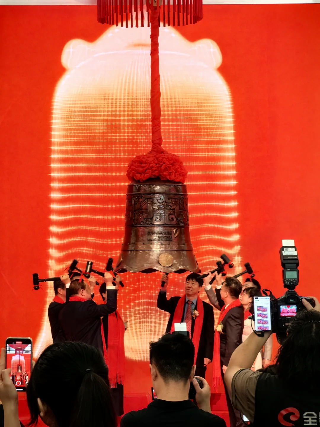 第一次感受上市敲钟?希望还有下次