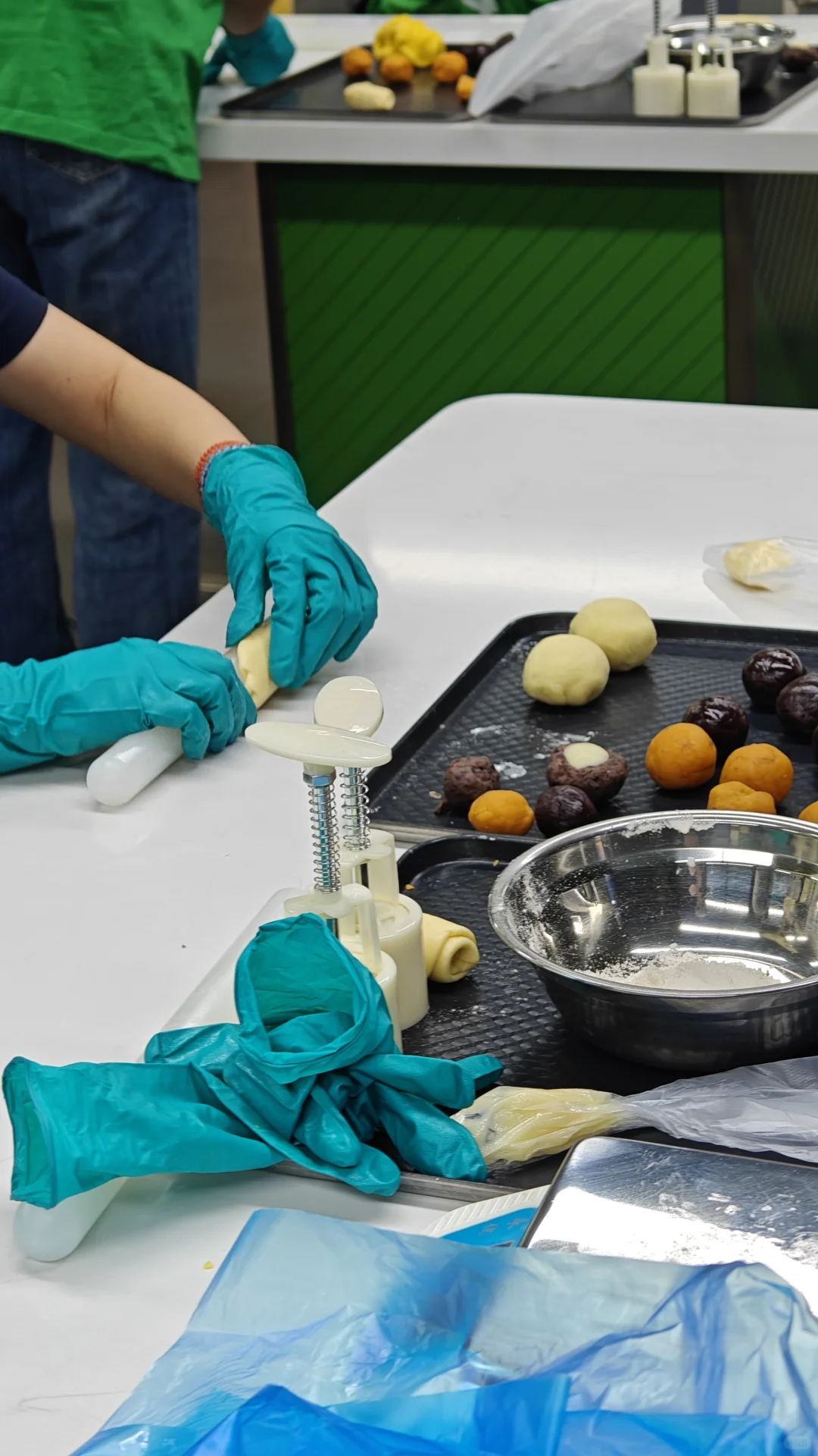 来仟吉“透明工厂”看小白人儿啦~