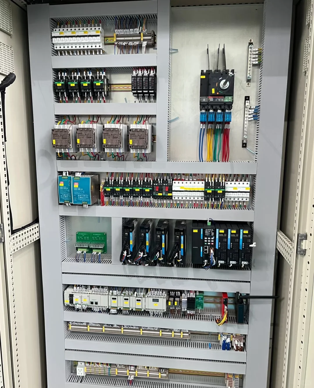 承接低压配电柜，变频柜，plc控制柜等