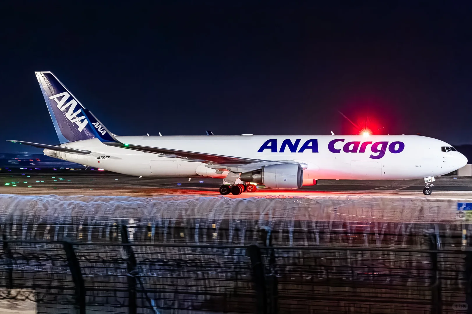 深夜到访货场的巨物们