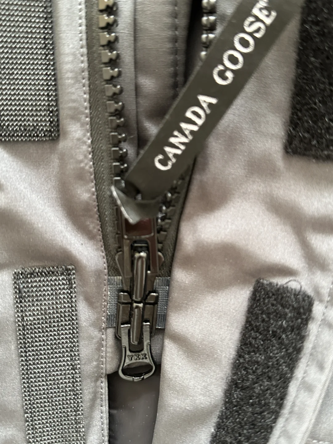 大鹅石墨灰羽绒服