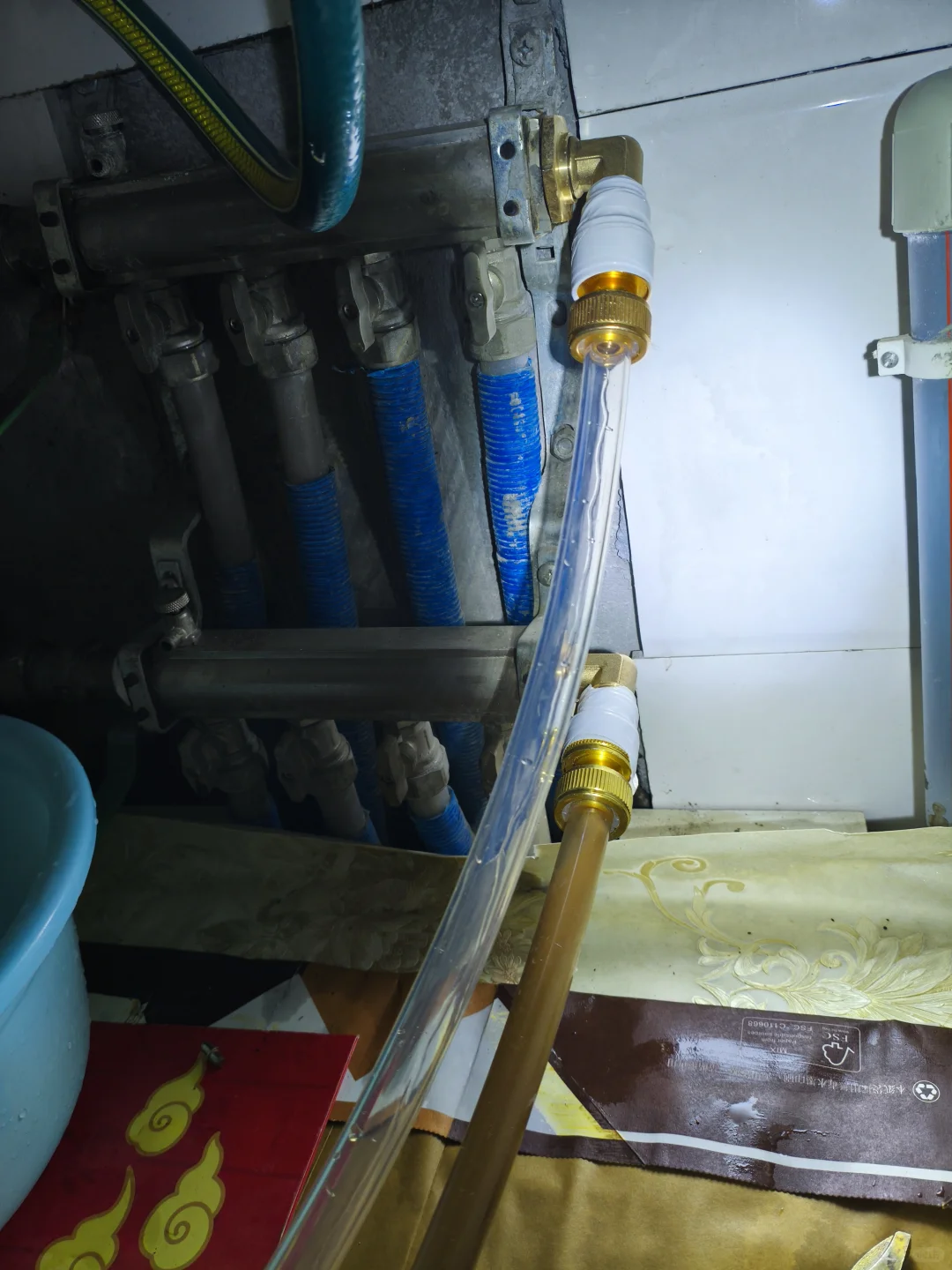 地暖管道换分水器 球阀 增压泵提升室内温度