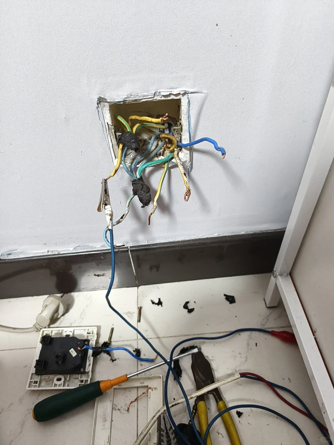 北京电工上门!跳闸/短路/插座没电?15年老师