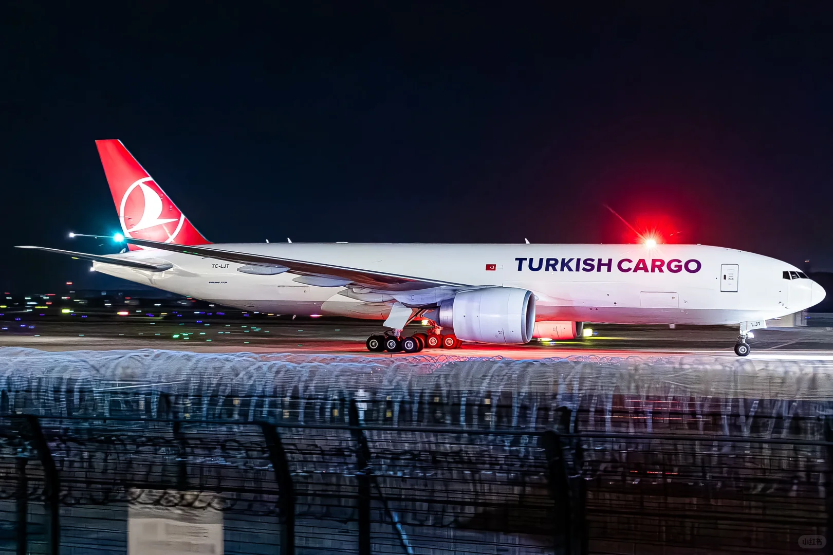 深夜到访货场的巨物们