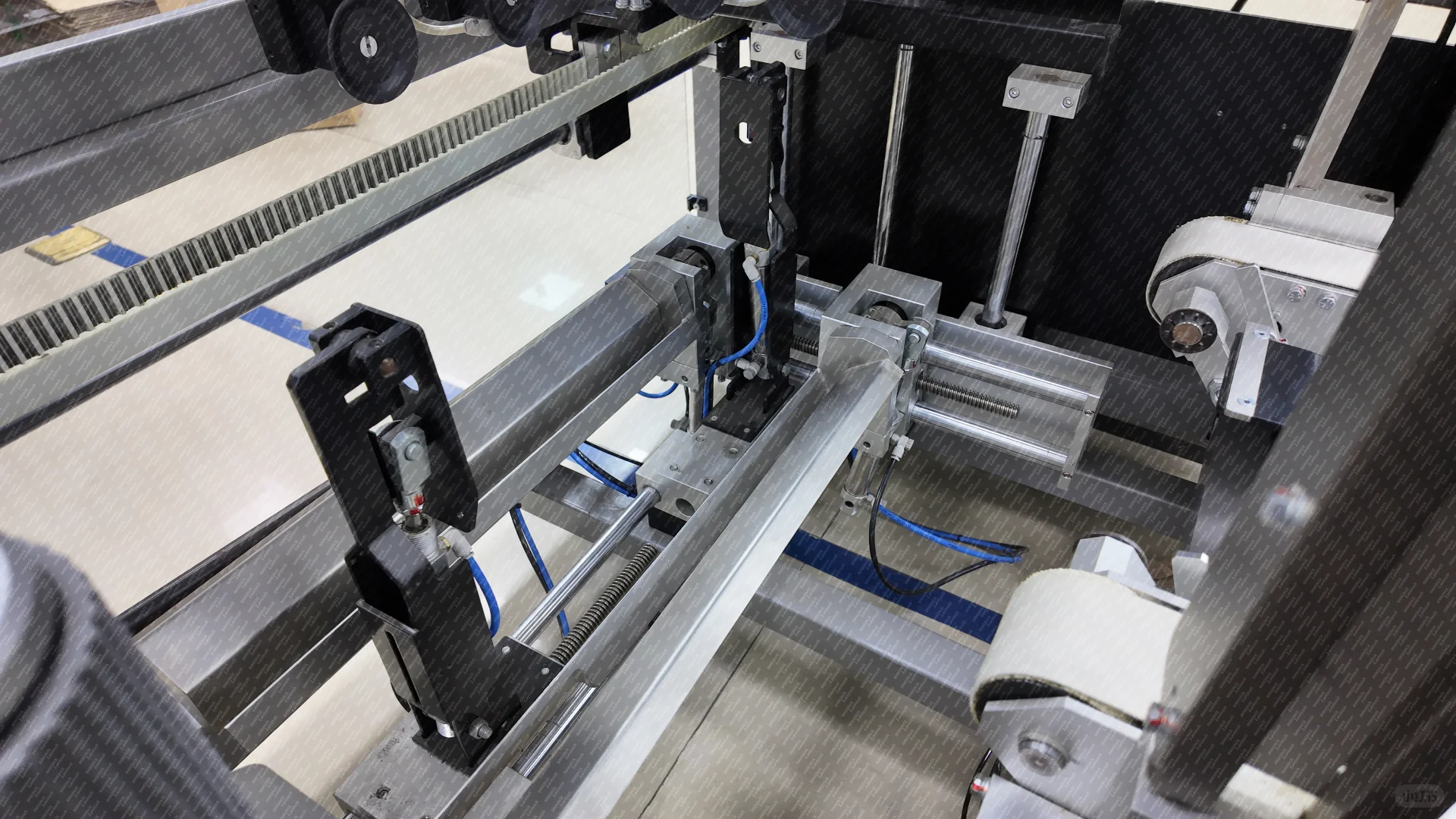 24 小时不停工！L 型开箱机 yyds