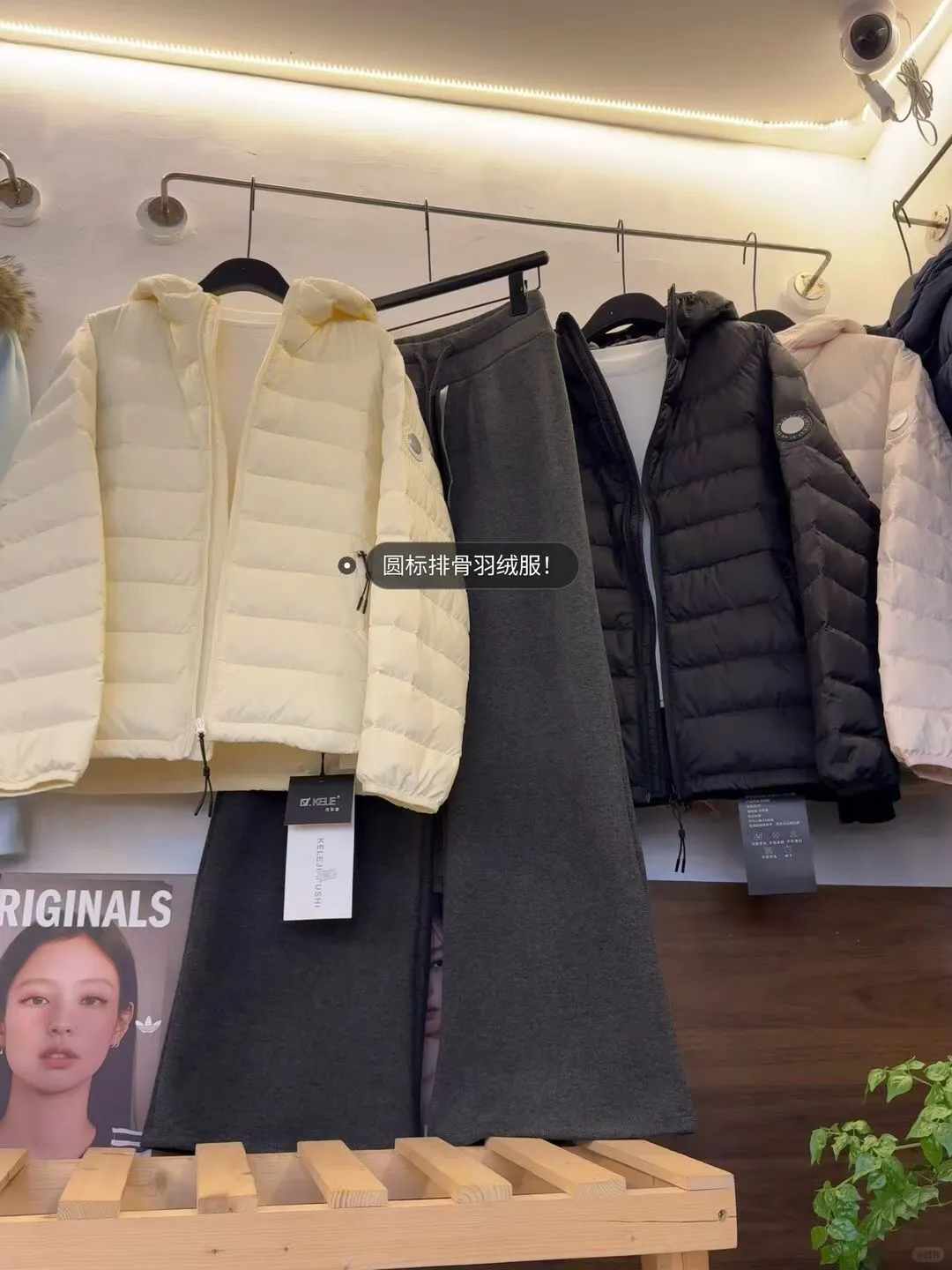 客人说:服装店肯定利润高，所以这么多人开