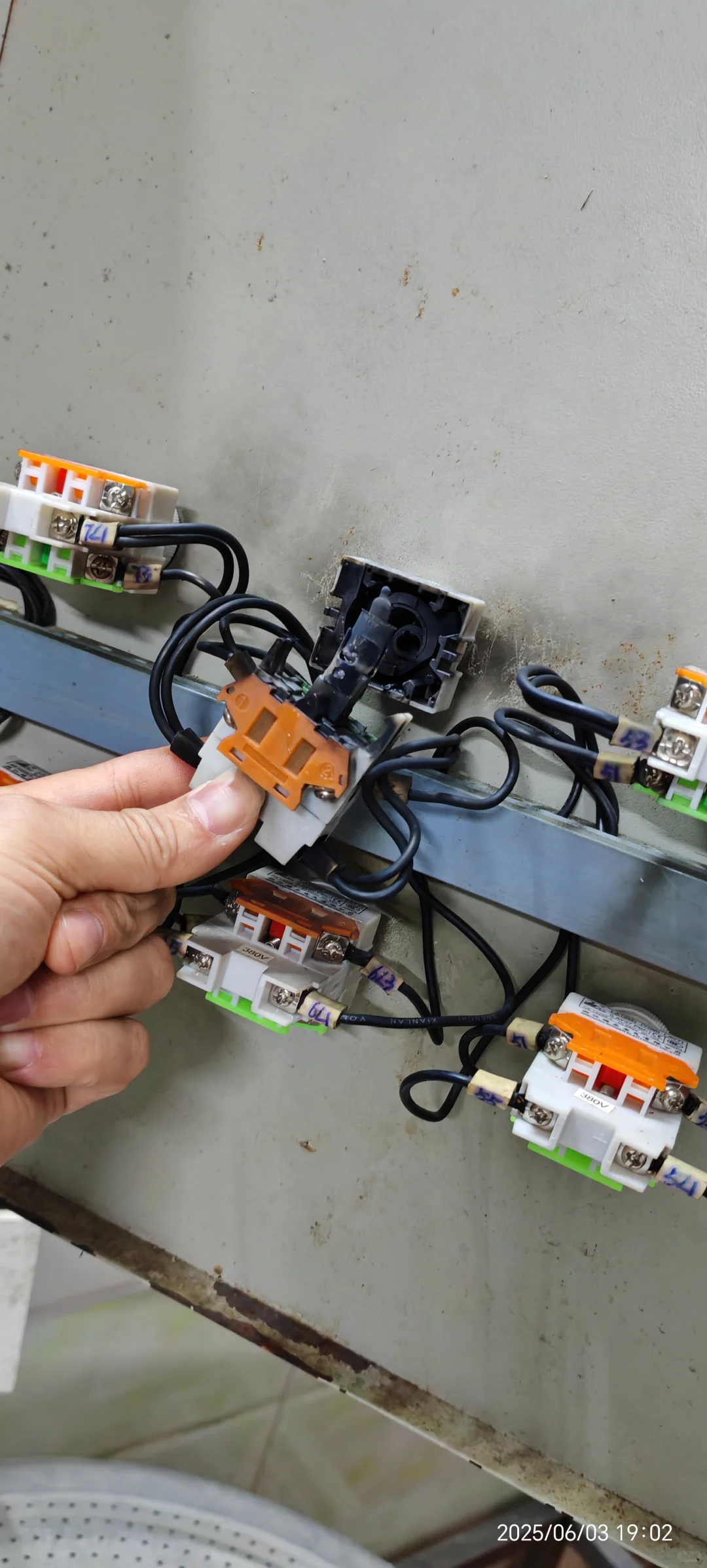 玉林电工师傅上门维修