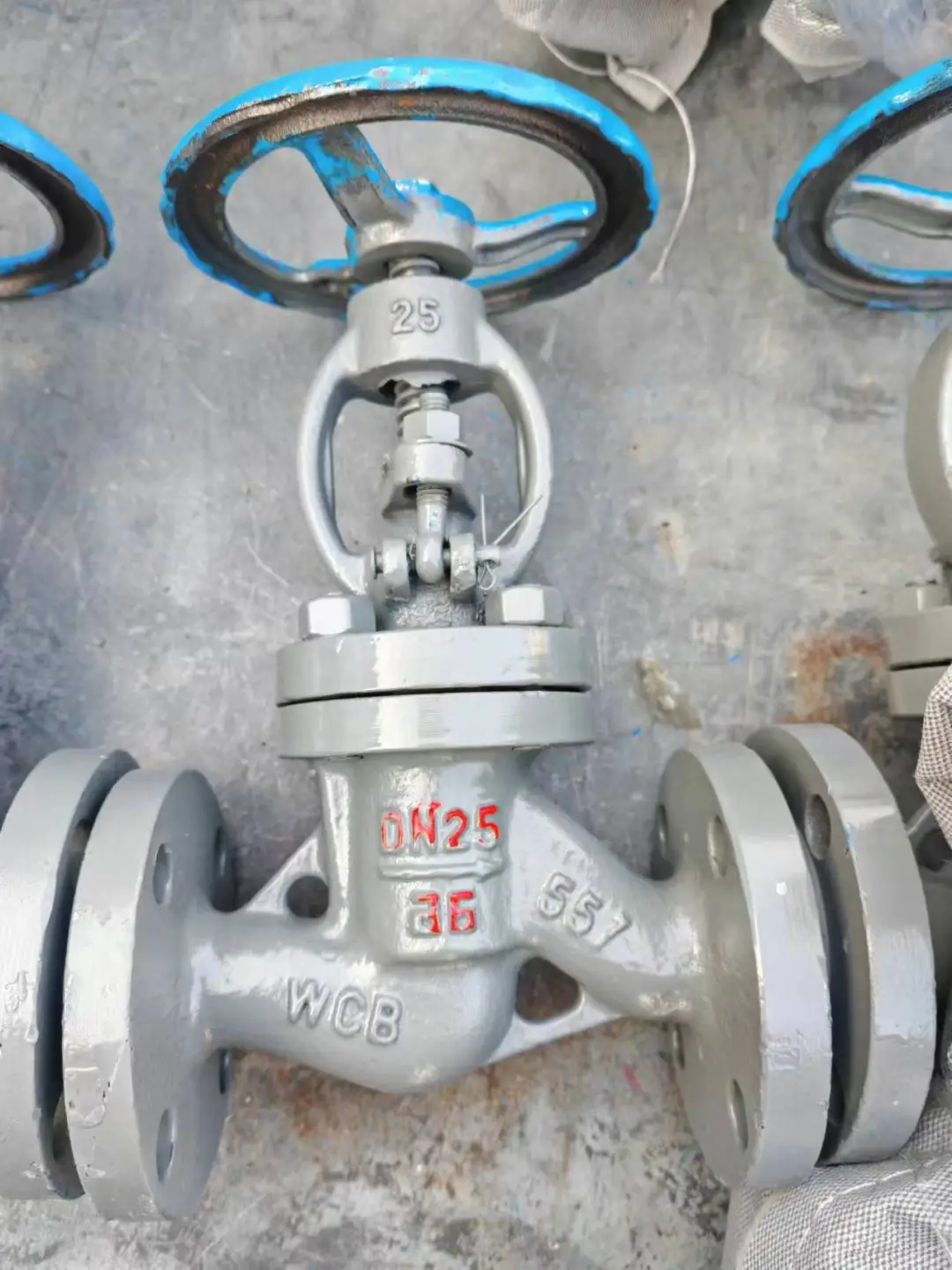 铸钢法兰截止阀，坚固耐用，是管道系统中的关键控制元件。采用优质铸钢材料，保证了阀门的高强度和耐腐蚀性能。其精确的截止功能，能有效控制流体的通断，广泛应用于化工、石油、电力等行业的流体管道系统中。 面对