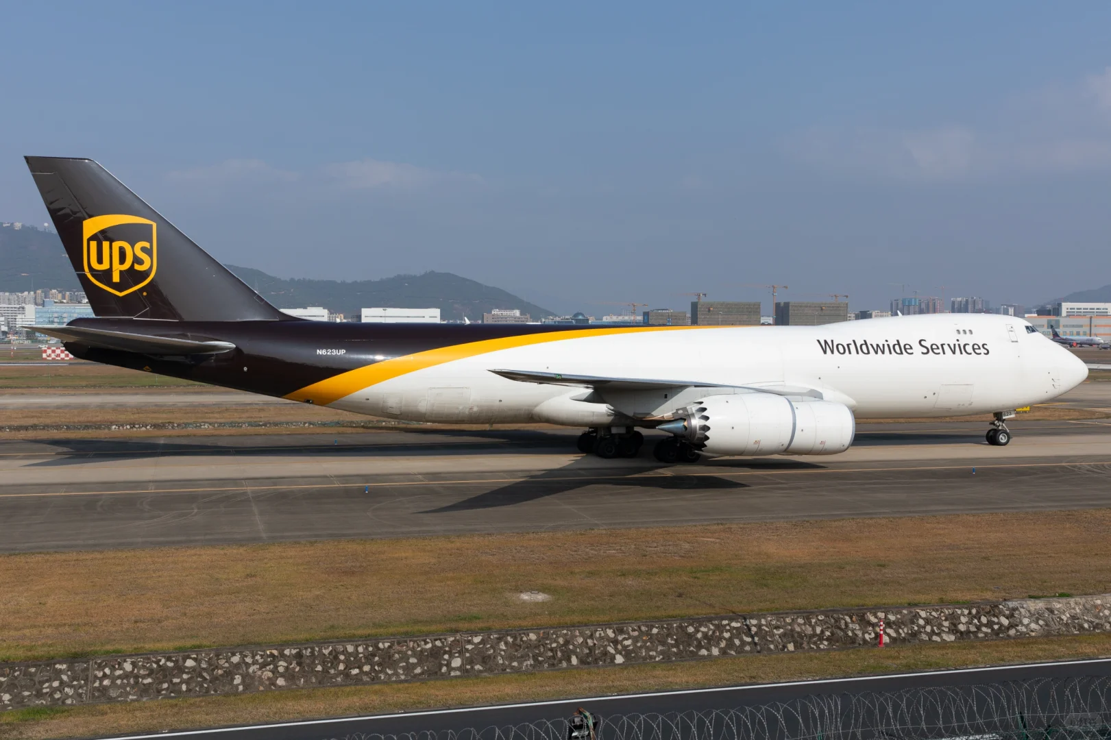 UPS747货机滑行