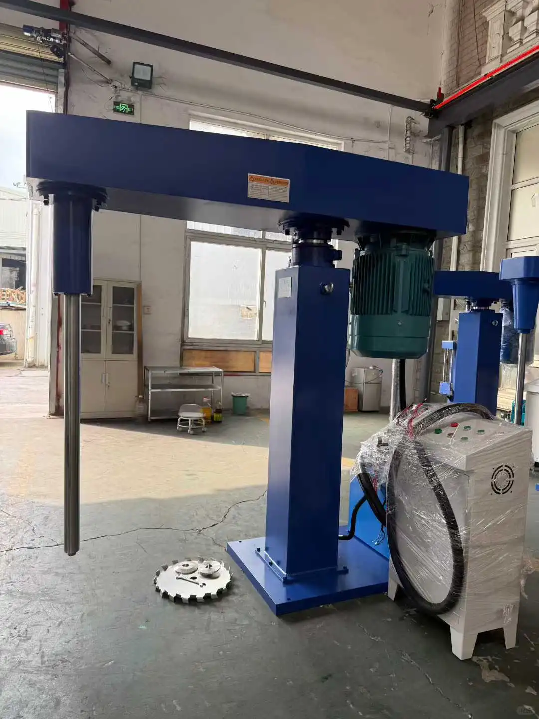 一台高速分散机居然给配五个拉缸！