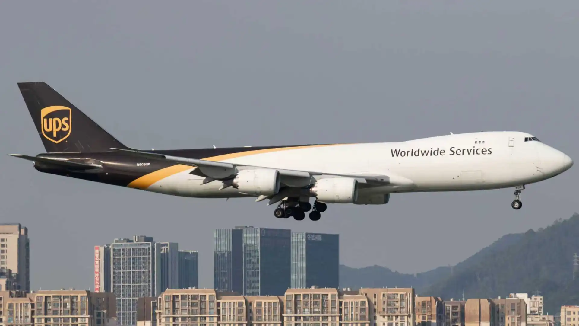 美国??UPS B747-8F货机降落深圳